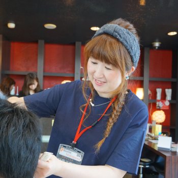 お客様との会話を大切に、一人ひとりに寄り添ったサロンワークを。 お客様との会話を大切に、一人ひとりに寄り添ったサロンワークを。